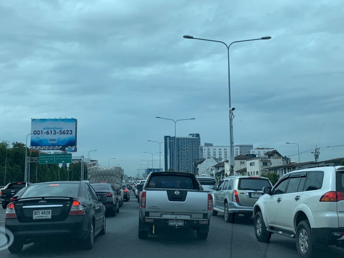 Để tránh việc khó khăn khi di chuyển đến sân, các CĐV cần đến sớm. Ảnh: Hữu Phương