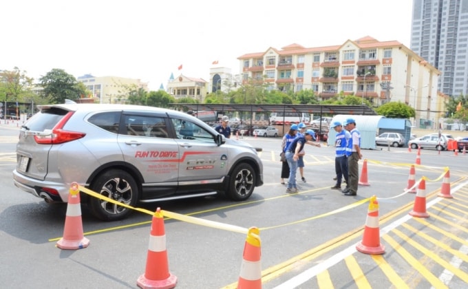 Học viên tham gia các bài thực hành động như cua cọc tiêu, ghép xe, phanh gấp,...