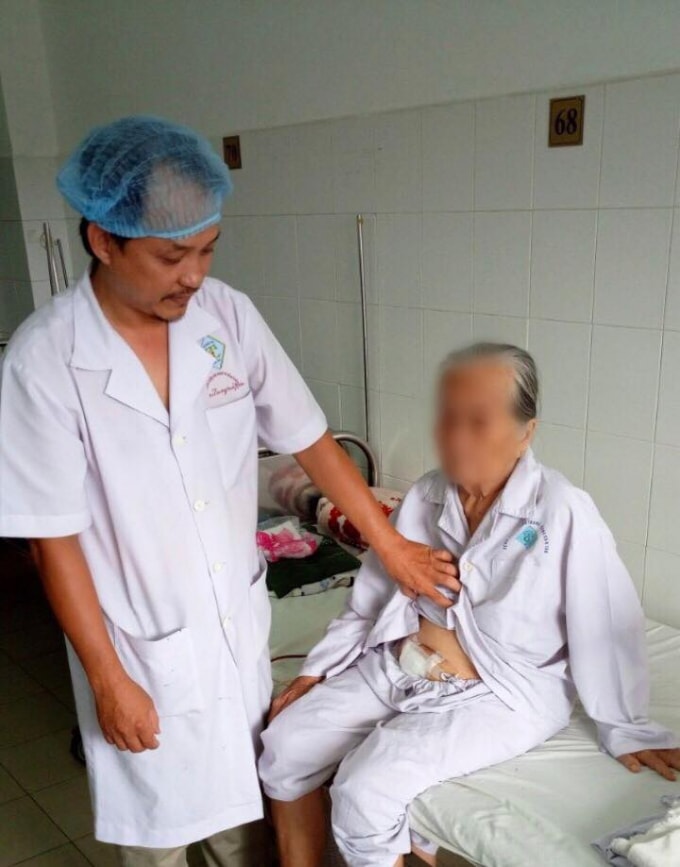 ThsBs. Trương Minh khoa thăm khám bệnh nhân. Ảnh: TL