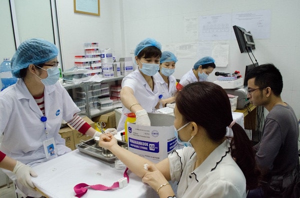 Bộ Y tế cũng đang xây dựng Thông tư quy định khung giá tối đa về giá dịch vụ theo yêu cầu và sẽ hoàn thành trong thời gian sớm (Ảnh: VGP)