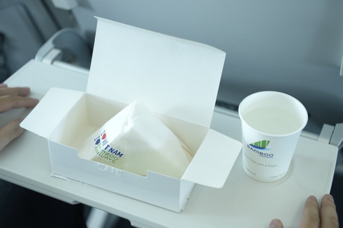 Bữa ăn nhẹ trên chuyến bay được Bamboo Airways trang trí đặc biệt nhân dịp kỉ niệm quốc khánh mùng 2/9.