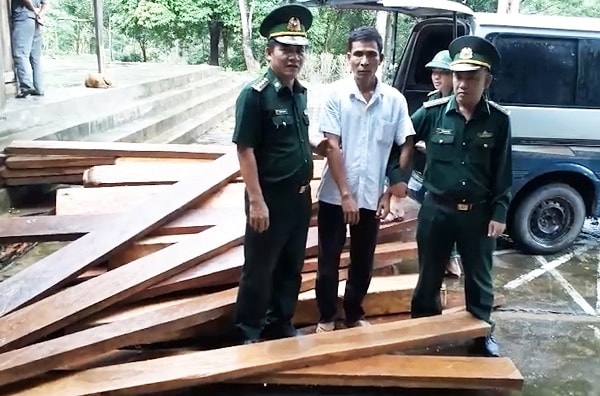 Đối tượng Thành cùng tang vật khi lợi dụng mưa bão vận chuyển gỗ trái phép