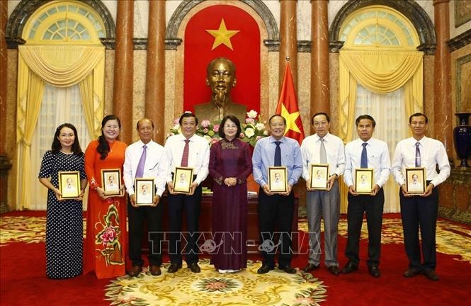 Phó Chủ tịch nước Đặng Thị Ngọc Thịnh tặng ảnh chân dung Chủ tịch Hồ Chí Minh cho các đại biểu. Ảnh: TTXVN