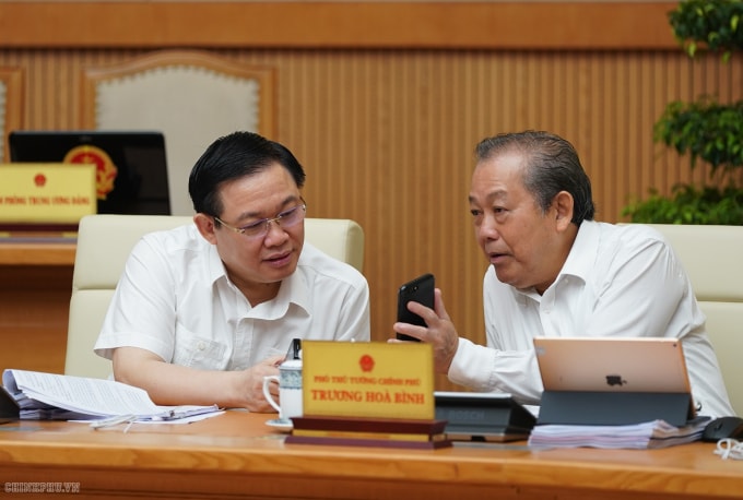 Phó Thủ tướng Trương Hòa Bình và Phó Thủ tướng Vương Đình Huệ nhắn tin ủng hộ người nghèo. Ảnh VGP.