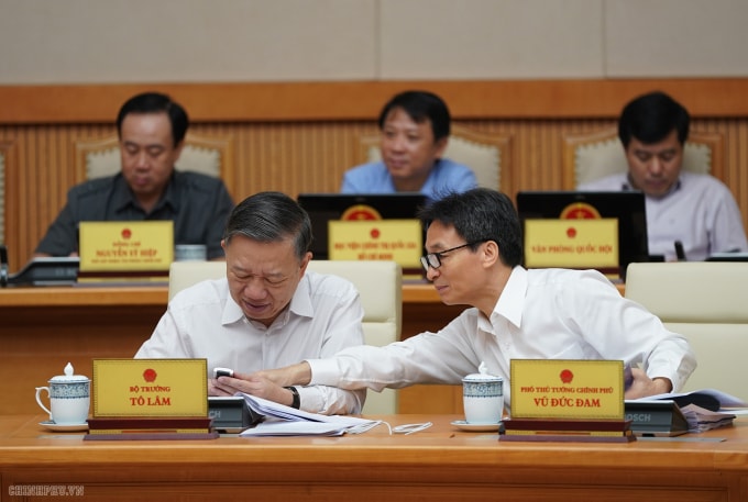 Bộ trưởng Bộ Công an Tô Lâm và Phó Thủ tướng Vũ Đức Đam nhắn tin ủng hộ người nghèo. Ảnh VGP.