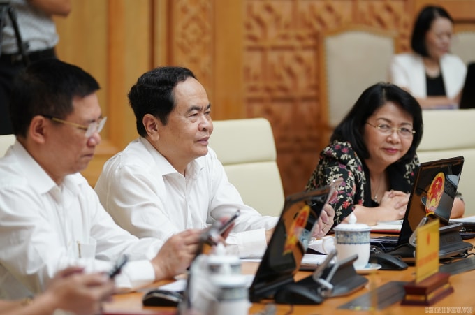 Phó Chủ tịch nước Đặng Thị Ngọc Thịnh, Chủ tịch MTTQ Việt Nam Trần Thanh Mẫn, Tổng Kiểm toán Nhà nước Hồ Đức Phớc nhắn tin ủng hộ người nghèo. Ảnh VGP.