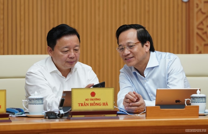 Bộ trưởng Trần Hồng Hà, Bộ trưởng Đào Ngọc Dung nhắn tin ủng hộ người nghèo. Ảnh VGP.