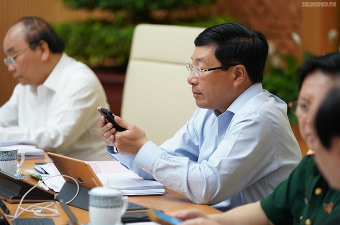 Phó Thủ tướng Phạm Bình Minh nhắn tin ủng hộ người nghèo. Ảnh VGP.