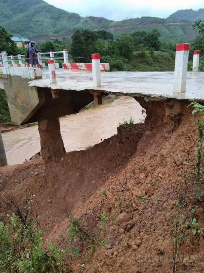 Cầu A La, xã Pa Nang, huyện Đakrông bị xói lở, vô cùng nguy hiểm