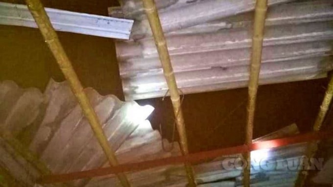 Nhà cửa bị tốc mái ở Triệu Phong