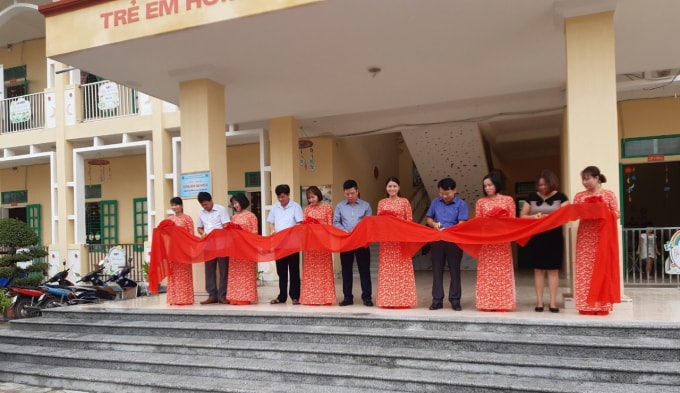 Nghi thức cắt băng khánh thành Trường Mầm non Nam Hà.