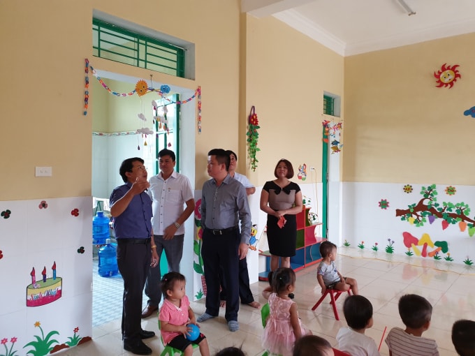 Đại diện Công ty và lãnh đạo địa phương tham quan các phòng học.