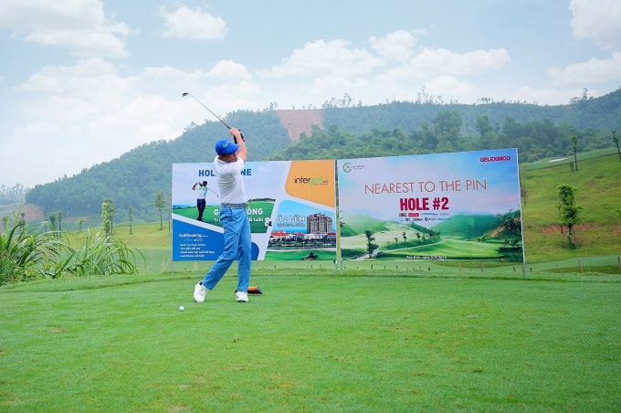 Trong sự kiện khai trương Hilltop Valley Golf Club, các golf thủ đã cùng chinh phục những đường golf đầy thử thách.