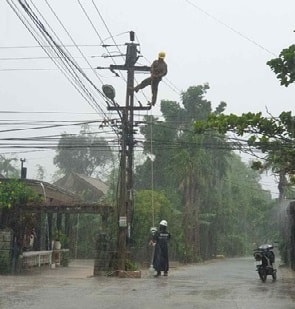 Thay sứ bị vỡ vị trí 49 sau Niêm Phò giữa thời tiết mưa lũ.