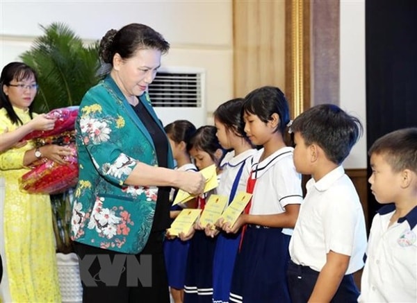 Chủ tịch Quốc hội Nguyễn Thị Kim Ngân trao học bổng cho học sinh nghèo vượt khó tỉnh Đồng Tháp. Ảnh: TTXVN