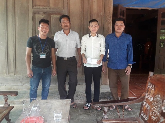 Em Lương Thế Mạnh (áo trắng thứ 3 từ trái sang) có hành động dũng cảm được chính quyền xã Tà Cạ biểu dương