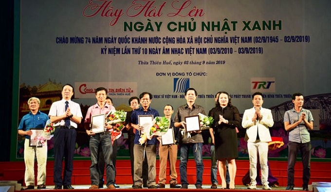 Ông Phan Thiên Định, Phó Chủ tịch và bà Trần Thị Hoài Trâm, Chánh Văn phòng UBND tỉnh trao giải cho các tác giả.