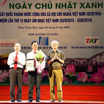 Ông Phan Ngọc Thọ trao giải nhất cho tác giả Phan Văn Thành với ca khúc “Ngày Chủ nhật xanh”.