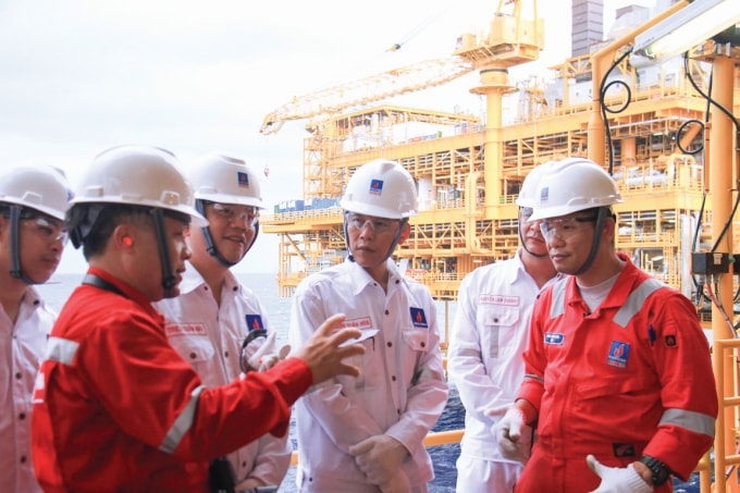 Người lao động dầu khí.
