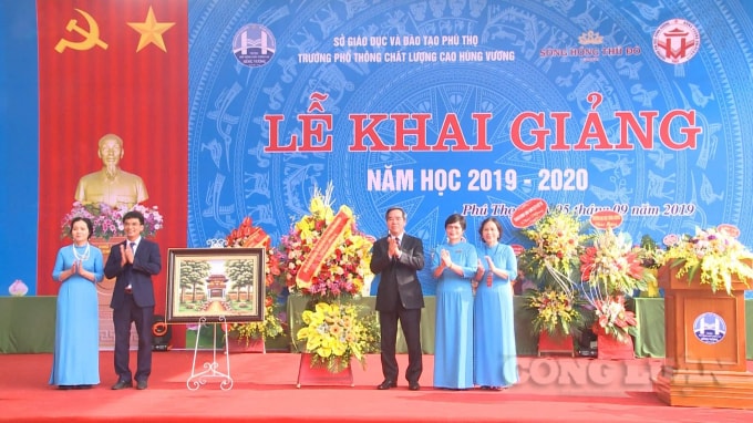 Đồng chí Nguyễn Văn Bình, Ủy viên Bộ chính trị, Bí thư trung ương Đảng, Trưởng ban kinh tế Trung ương đã tặng hoa cho thầy trò trường phổ thông chất lượng cao Hùng Vương tại Phú Thọ.