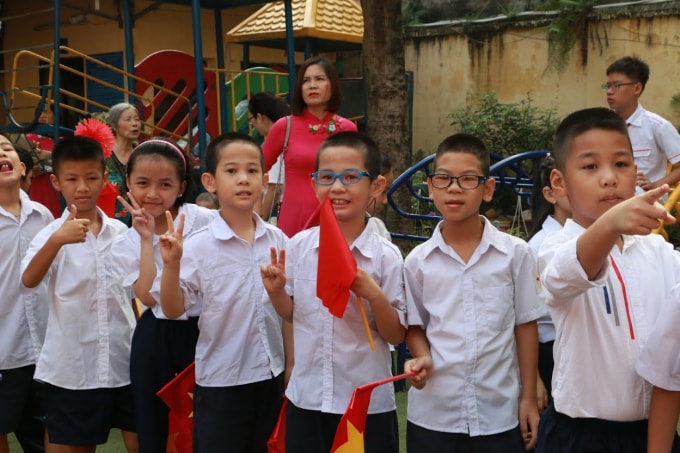Dù đến trường với nhiều tâm trạng khác nhau nhưng hầu hết các em đều tỏ ra háo hức phấn khởi trước năm học mới. Ảnh Hà Long.