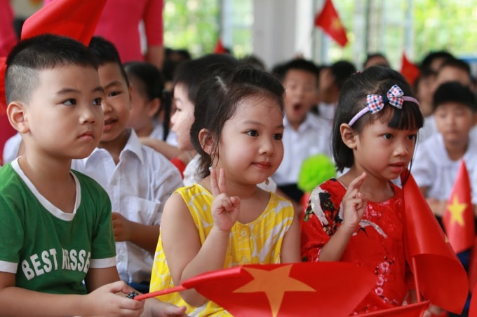 Những ánh mắt ngây thơ, hồn nhiên trong lễ khai giảng năm học mới tại trường TPCS Xã Đàn. Ảnh Hà Long.