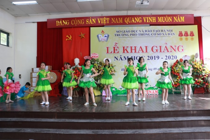 Trong phần văn nghệ của trường, dù các em không thể nghe được những giai điệu nhưng các em múa bằng cả trái tim của mình. Ảnh Hà Long.
