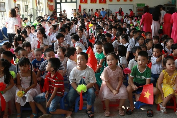 Để chuẩn bị cho lễ khai giảng đặc biệt này, các thầy cô trường PTCS Xã Đàn đã phải chuẩn bị từ rất lâu để các em có thể học hát bằng ngôn ngữ kí hiệu. Ảnh Hà Long.