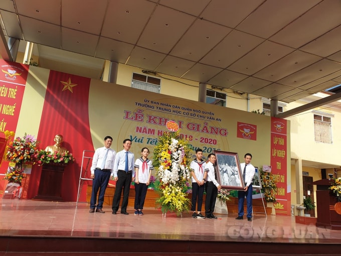 Ông Võ Văn Thưởng tặng hoa và quà lưu niệm cho trường.
