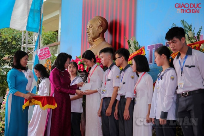 Phó Chủ tịch nước Đặng Thị Ngọc Thịnh trao quà cho học sinh trường THPT chuyên Lê Hồng Phong.