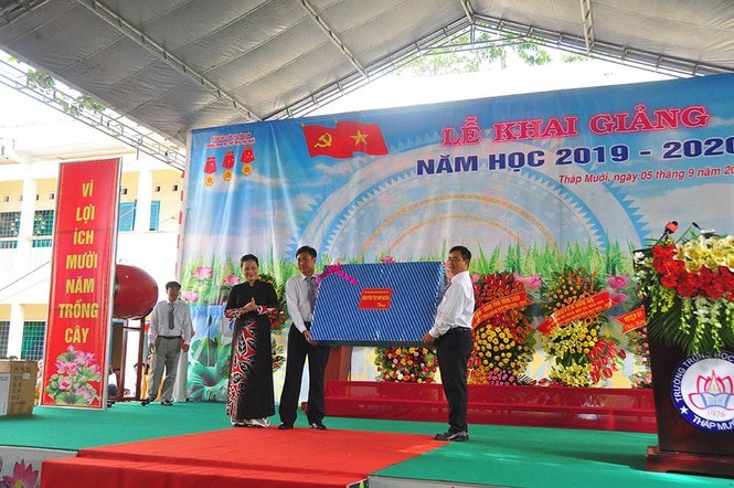 Chủ tịch Quốc hội tặng quà cho nhà trường. Ảnh Hòa Hội.