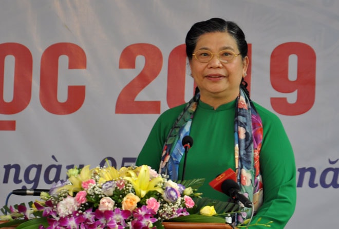 .Phó Chủ tịch Thường trực Quốc hội Tòng Thị Phóng phát biểu chúc mừng thầy và trò Trường THPT Hoàng Văn Thụ, huyện Lục Yên trong ngày khai giảng năm học mới. Ảnh: Mạnh Cường.