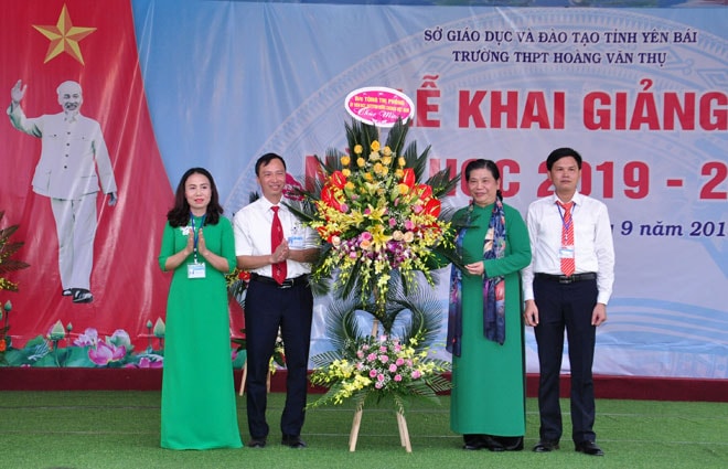 Phó Chủ tịch Thường trực Quốc hội Tòng Thị Phóng tặng hoa chúc mừng thầy và trò nhà trường nhân dịp khai giảng năm học mới 2019 - 2020. Ảnh: Mạnh Cường.