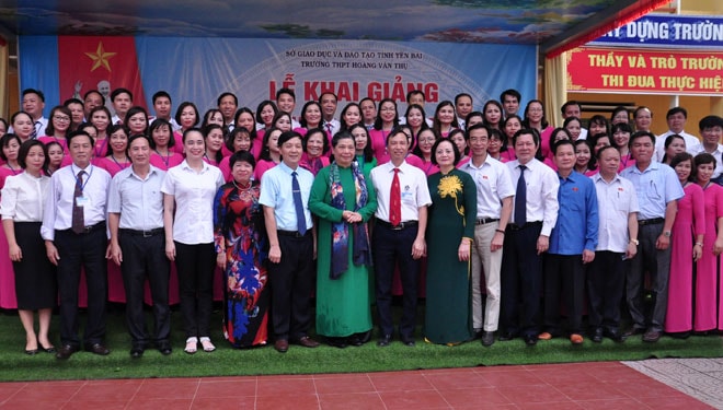 Phó Chủ tịch Thường trực Quốc hội Tòng Thị Phóng và Bí thư Tỉnh ủy Phạm Thị Thanh Trà cùng đoàn công tác Quốc hội chụp ảnh lưu niệm với thầy, cô Trường THPT Hoàng Văn Thụ. Ảnh: Mạnh Cường.