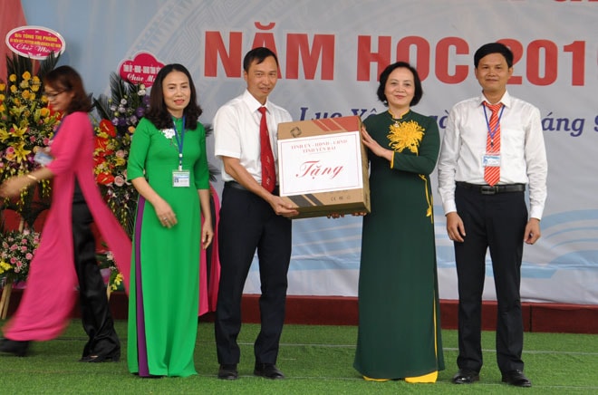 Thay mặt lãnh đạo tỉnh Yên Bái, Bí thư Tỉnh ủy, Chủ tịch HĐND tỉnh Phạm Thị Thanh Trà tặng hoa và quà chúc mừng thầy và trò Trường THPT Hoàng Văn Thụ nhân dịp khai giảng năm học mới 2019 – 2020. Ảnh Mạnh Cường.