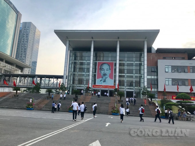 Học sinh có mặt từ sớm tại các điểm trường trên địa bàn TP.Hà Nội để dự lễ khai giảng năm học mới