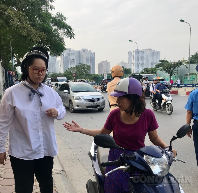 Các bậc phụ huynh đã nâng cao ý thức chấp hành quy định đội mũ bảo hiểm cho con em khi tham gia giao thông
