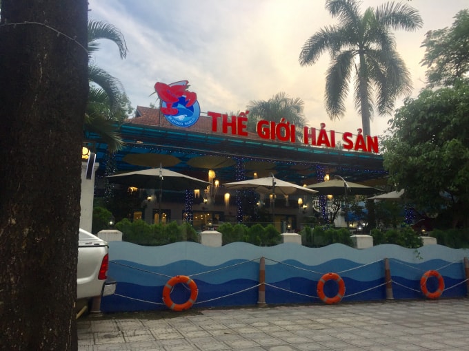 Nhà hàng Thế giới hải sản trên địa bàn P. Ngọc Khánh chiếm dụng diện tích Công viên Thủ Lệ nhiều năm qua khiến dư luận bức xúc.