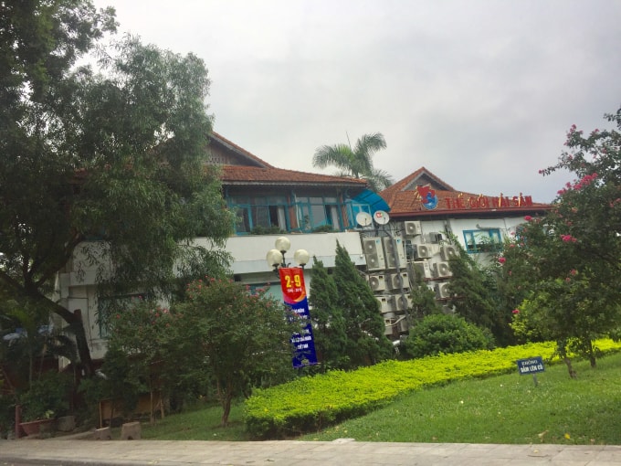 Tại Công viên Thủ Lệ (phường Ngọc Khánh, quận Ba Đình), phần tiếp giáp với đường Đào Tấn có mặt tiền dài hàng trăm mét vốn là một phần của công viên cũng bị biến thành một chuỗi các hàng ăn.