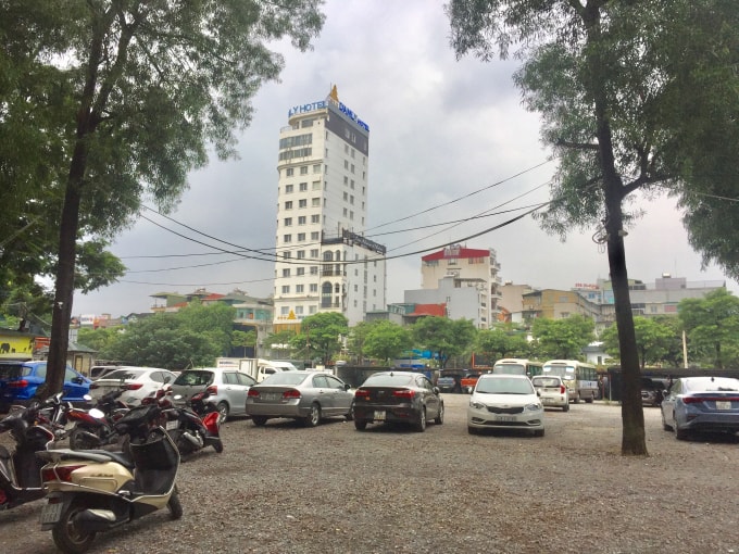 Một phần lớn Công viên Thủ Lệ cũng bị biến thành bãi đỗ xe.