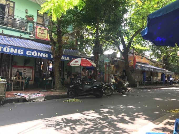 Mặc dù hoạt động kinh doanh dịch vụ sai mục đích trong nhiều năm, nhưng các quán hàng tại Vườn Bách Thảo vẫn ngang nhiên hoạt động.