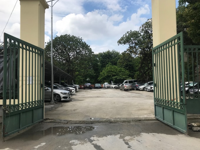 Công viên Thống Nhất mặt đường Nguyễn Đình Chiểu bị chiếm dụng dọc làm nơi đỗ ô tô.
