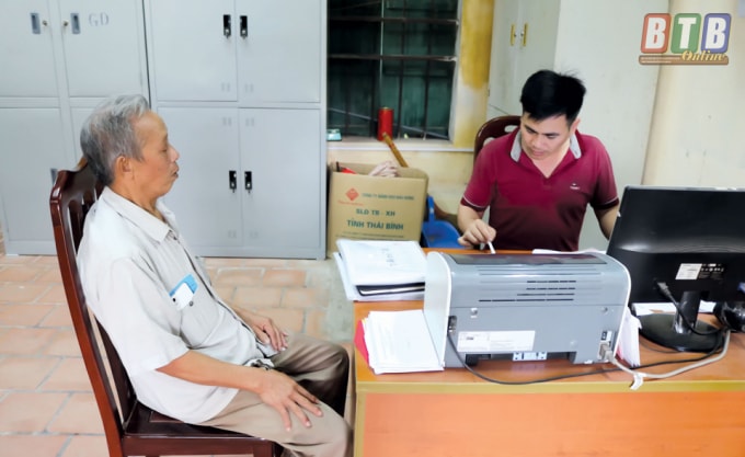 Cán bộ lao động - thương binh và xã hội xã Bách Thuận - Vũ Thư - Thái Bình tư vấn thủ tục bảo hiểm y tế cho người dân (Ảnh: báo Thái Bình)