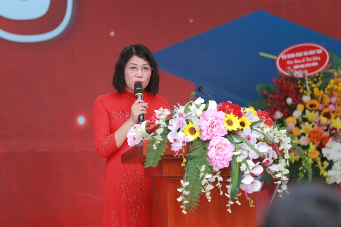 Cô giáo Lê Kim Anh – Bí thư chi bộ - Hiệu trưởng trường THCS Cầu Giấy phát biểu tại lễ khai giảng