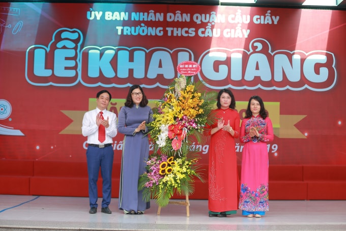 Đại diện nhà trường nhận hoa chúc mừng từ các Đại biểu