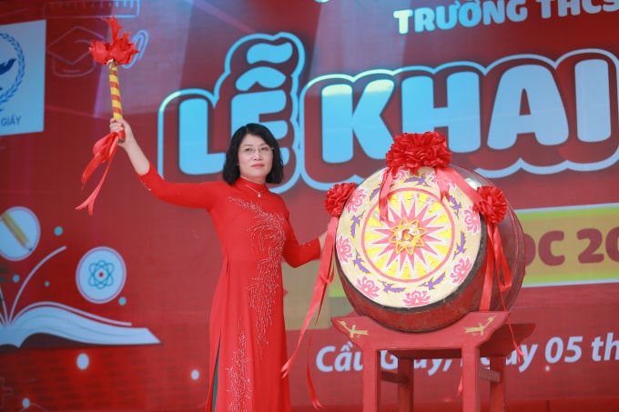 Cô giáo Lê Kim Anh – Bí thư chi bộ - Hiệu trưởng nhà trường đánh trống khai trường