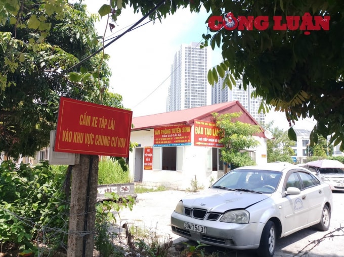 Ngoài sân tập lái, tại đây còn có văn phòng tuyển sinh và đào tạo lái xe.
