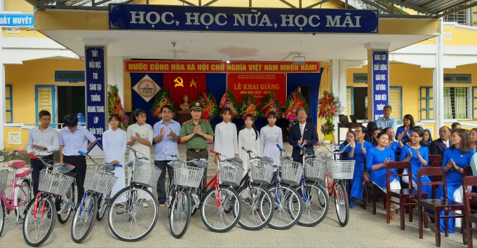 Thiếu tướng Lê Quốc Hùng, Phó Chủ nhiệm Thường trực Ủy ban Kiểm tra Đảng ủy Công an Trung ương tặng xe đạp cho các em học sinh ở trường Trường THPT Nam Đông.