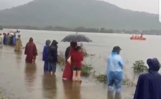Lực lượng chức năng điều ca nô tìm kiếm 2 nạn nhân xấu số
