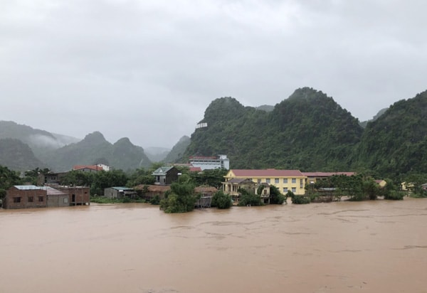 Mưa lũ khiến nhiều nhà dân bị ngập trong biển nước